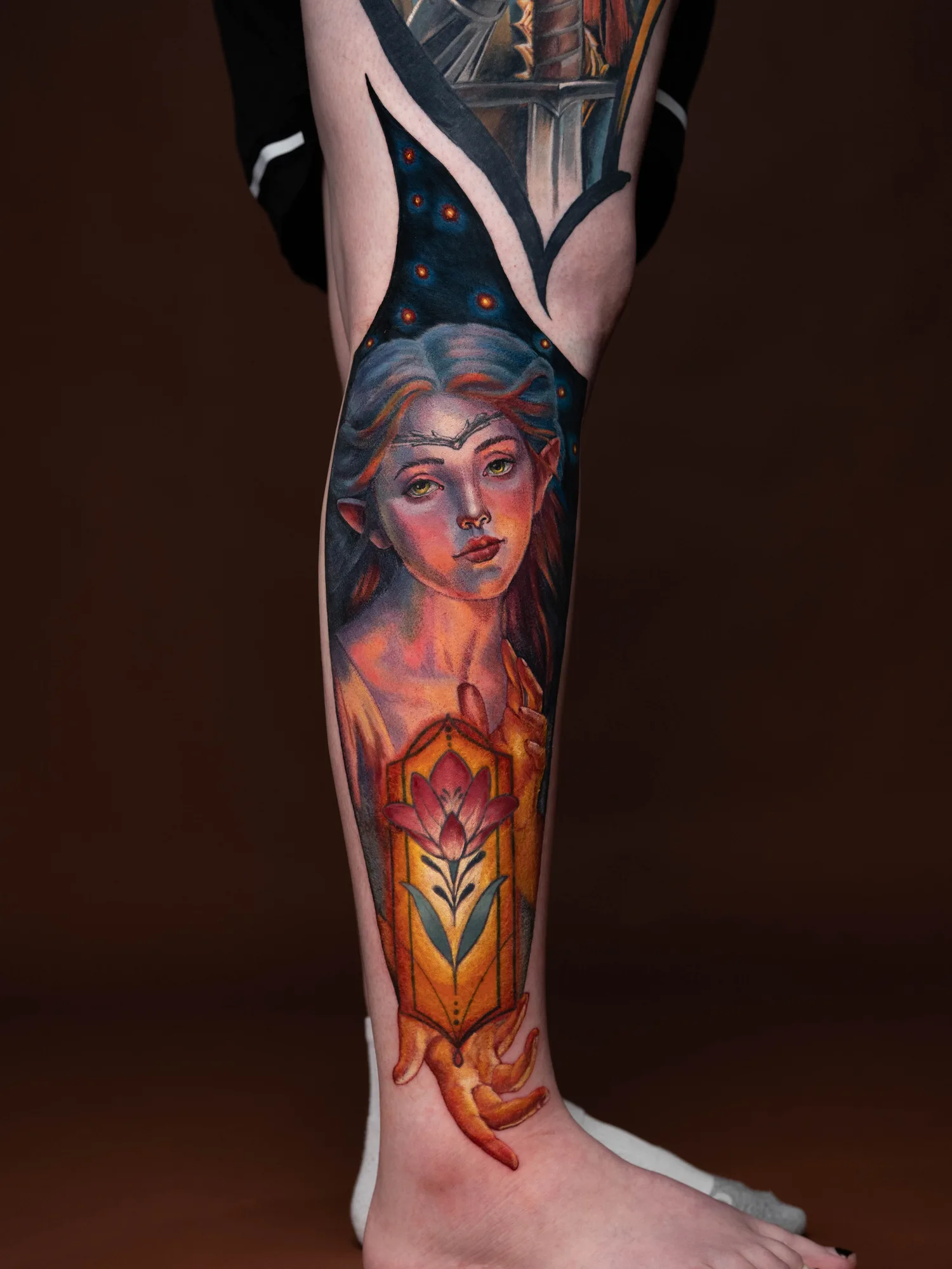 Painterly portrait of an elvish lady on the lower leg.