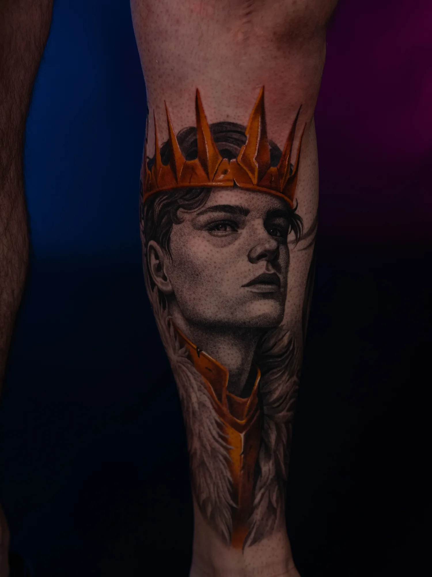 Realistic portrait of a crowned figure, detailed in shades of grey and gold.